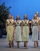 Die Damen des Corps de ballet als Bürgerinnen, Hofdamen, Begleiterinnen in jeder Szene auf Spitze.