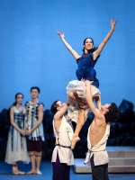 Anita Manolova, Kallirhoes Magd, bekommt Unterstützung von den Beiden Corps-Tänzern Giovanni Cusin und Lars Philipp Gramlich.