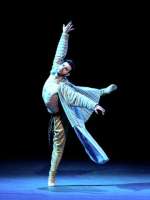 Davide Dato topfit als Dionysios.