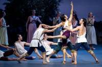 Männer-Gerangel: in der Mitte Chaireas (Kentaro Mitsumori), rechts von ihm Polycharmos, sein Freund (Debüt von Géraud Wielick). Männer-Gerangel: in der Mitte Chaireas (Kentaro Mitsumori), rechts von ihm Polycharmos, sein Freund (Debüt von Géraud Wielick).