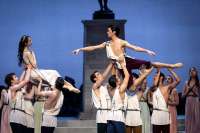 Liebe auf den ersten Blick: Kallirhoe und Chaireas (Laura Fernandez Gromova und Kentaro Mitsumori).