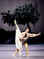 Das Liebespaar Kallirhoe und Chaireas: Rollendebüts von Laura Fernandez Gromova und Kentaro Mitsumori, der auch sein Hausdebüt gefeiert hat.