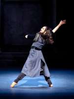 Vladyslab Bosenko debütiert als Mithridates. Der rauflustige Statthalter von Karien will Kallirhoe für sich haben.