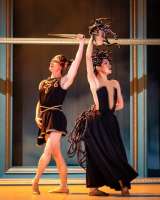 Ausschnitt aus dem Ballett im Ballett: Persée mit  Adrien Fougères und Olivia Poropat.