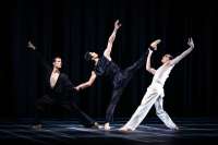 Giovanni Cousin, Masayu Kimoto, Arne Vandervelde in Schläpfers Choreografie zu Tschaikowskis 6. Symphonie.
