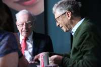 Bill mit Warren spielen Bridge während des Sharholders Weekend 2018 im Juwelier Borsheims in Omaha. Buffett besitzt eine Aktienmehrheit an dem Juwelier-Unternehmen. © wikipedia 