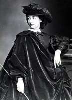 Überraschung: Das ist Eliza Rosanna Glbert, geboren 1821 in Grange / Tipperary, in dessen Nähe Bishop einen aufgelassenen Leuchtturm bewohnt. Die Dame ist später unter dem Namen Lola Montez aufgetreten und berüchtigt geworden.  © Antoine Samuel Adam Salomon: Lola Montez, 1860 – (MeisterDrucke-148433).