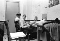 Paul Allen and Bill Gates 1970 an einem Teletype Modell, Lakeside Schule in Seattle. © Bruce Burgess / wikipedia
