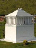•	Modell des prächtigen Grabmals von König Maussolos, eines Kleinkönigs in Kleinasien. Das  Mniatur-Maussolleion (Mausoleum) gelgen in der griechischen Stadt Halikarnassoss, dem heutigen Bodrum, steht im Freizeitpark „Miniatürk“ in istanbul (europäische Seite).. © wikiüedia