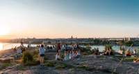 Auf dem Skinnarviksberget wundern sich die Stockholmerinnen über die über Nacht aufgetuchte Zeus-Skulptur. © wikipedia 