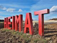2-metre-high letters on the edge of a new development area in Wetzgau. After the Second World War, displaced persons were increasingly settled in Rehnenhof-Wetzgau. Rehnenhof-Wetzgau is a district of Schwäbisch Gmünd in Baden-Württemberg. © gemeinfei / wikipedia
