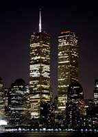 Die Twin Towers des World Trade Center (WTV) in einer Julinacht 2001. Für die Schwester eine Metapher für das Zwillingspaar. © wikipedia