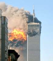 WTC_Zwillingstürme nach dem 11. September 2001: Wenn einer fällt, stürzt auch der andere. © Robert on Flickr / wiki 