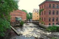 Fabrikshallen und Lagerhäuser am Neponset River in Dorchester, dem übel beleumdeten Viertel von Boston. © wikipedia