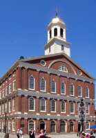 faneuil Hall, eine Atttraktion auf dem historischen Freedom Trail in Boston. Geschäfte, imbissbuden und traßenkünstler Locken Einheimische und besucherinnen an. © wikipedia
