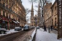 Karin hat den Namen des Hotels vergessen und irrt in der Nacht durch das winterliche Paris.  © wanderlustchloe.com