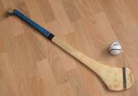 Wa zum Hurling n ötig ist: ein Schläger pro Mann (demnächst sicher auch Frau) und ein Ball für alle. © wikipedia     