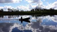 Während seiner Reise durch Tipperary, um den Autor des Manuskripts zu finden, kommt Ashok auch am Lough Derg, einem der Seen im Shannon vorbei. © www.locaboat.com/