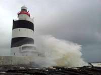 Mit dem Blick auf den Leuchtturm, in dem der Hurling-Reporter wohnt, droht Ashok imAtlantik zu versinken. © wikipedia
