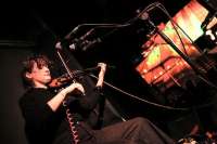 Die Komponistin und Geigerin Roxanne Szankovich begleitet das Schauspiel.