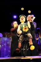 Der traurige Clown, der mit der Blume am Herzen und auch mit seinen Schuhen quietschen, summen und brummen kann.