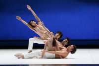 Alessandra Ferri als „Duse“ umringt von Carsten Jung, Karen Azatyan, Alexandr Trusch and Marc Jubete.