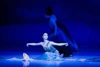 Xue Lin, seit 2022 Erte Solisti nim Hamburg Balett, alsDie kleine Meerjungfrau in Jon Neumeiers Balett "Die kleine Meerjungfrau".