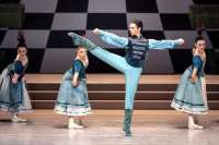 Der fescshe Csárdás-Tänzer (Géraud Wielick) wird von den Dame bestaunt. (Sveva Gargiulo, Gaia Fredianelli, Natalya Butchko)