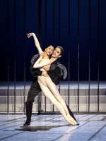 Bella, die betgrogene Ehefrau, betrügt nun selbst. Sie erscheint als unwiderstehliche Sirene im Casino, der Ehemann erkennt sie nicht. (Avraam, Alessandro Cavallo)