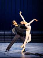 Johann will die schöne Unbekannte einfangen, doch es gelingt ihm nicht. (Alessandro Cavallo, Ioanna Avraam)