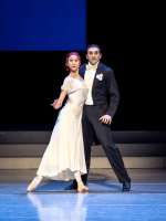 Die ungkückliche Ehefrau wird vom Hausfreund getröstet. (Ioanna Aavraam, Giorgio Fourès)