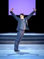 Solotänzer Eno Peçi ist Ulrich, der Hausfreund.