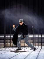 Der Drahtzieher Ulrich als Gef#gniswärter (Eno Peçi).