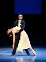 Ulrich genießt es, Bella in den Armen zu halten. (Eno Peci, Ketevan Papava)