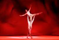 „Fall“: TanzLinz beherrscht Ballettpositionen ebenso wie Akrobatiknummern.