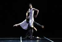Angelica Matteazi im blutbefleckten Kleid als mordende Lady Macbeth.