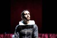 Mischa Hall mimt William Shakespeare.