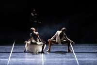 auch im Tanztheater von Andrey Kaydanovskiy wird getant. Hier von Elis Lodolini und Matteo Cogliandro. Im hintergrund beäugt der Dramatiker sein Werk.  Lodolini Cogliandro
