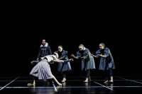Shakespeare schaut seinen Figuren zu., Die drei Hexen prophezeien Macbeth sein Schicksal, doch er versteht die Voraussaagen falsch.