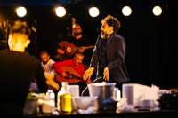 Choreograf Omar Rajeh lädt mit „Beytna“ zum fröhlichen Fest. © Paul Bourdel 
