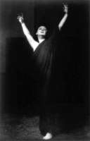 Maria Shurkal erinnert sich an Isadora Duncan (1877–1927). Arnold Genthe hat sie im Solo „Marseillaise“ fotografiert. © gemeinfrei / wikipedia