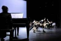 Im Vordergrund: Judit Varga am Bösendorfer, im Hintergrund das Dance On Ensemble.