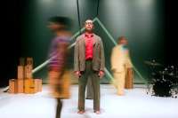 Bert Gstettner, künstlerischer Leiter des Festivals,in der Dekoration seiner Choreografie:„fragmente*Liebe“. Bert Gstettner, künstlerischer Leiter des Festivals,in der Dekoration seiner Choreografie:„fragmente*Liebe“.
