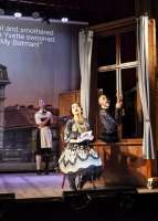 Fenstergucker Florian Tröbinger besucht Susane Gschwendtner.