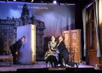 Der Lauscher an der Wand hört, was er nicht hören will. Markus Zett, Susanne Gschwendtner, Alexander Gottfarb.