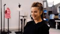  Miet Warlop zaubert eine bunte Show mit viel Stoff zum Nachdenken.