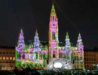 Die gleiche Prozedur wie jedes Jahr zur Festwocheneröffnung: Das Wiener Rathaus wird bunt angestsrahlt. © Wiener Festwochen