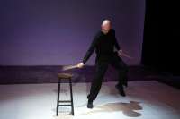 DerT#nzer gibt den Takt an, elektronische Geräusche helfen.