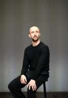 Alerto Cissello, Tänzer, Performer, Pädagoge, besitzt die Vis comica.