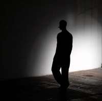 Der Mann in Schwarz liebt die Pause, die Leere und das Dunkel.